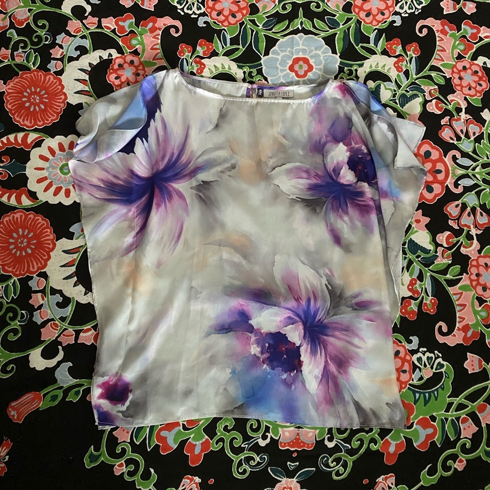 Jennifer Lopez Gray and White Graphic Blouse